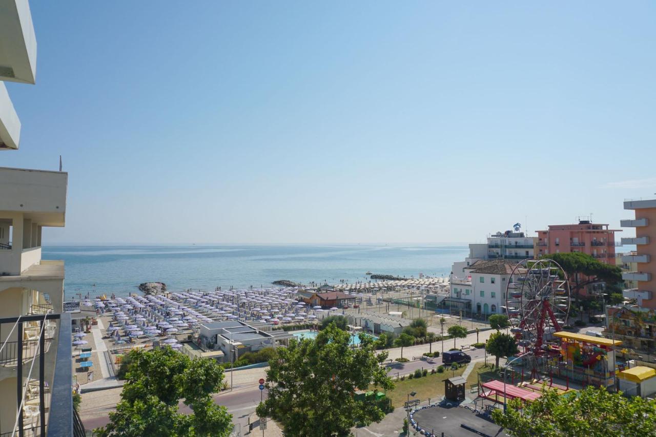 Hotel Bristol Misano Adriatico Εξωτερικό φωτογραφία