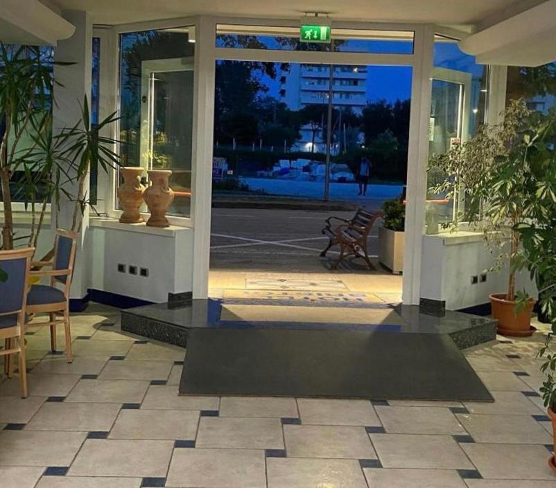 Hotel Bristol Misano Adriatico Εξωτερικό φωτογραφία