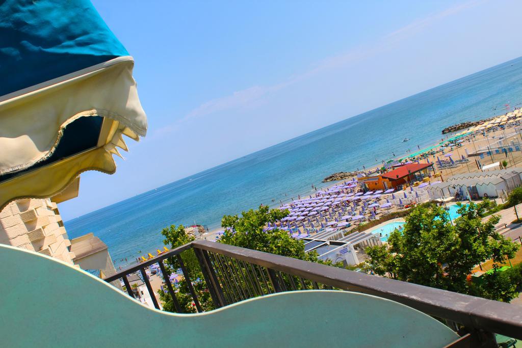 Hotel Bristol Misano Adriatico Εξωτερικό φωτογραφία